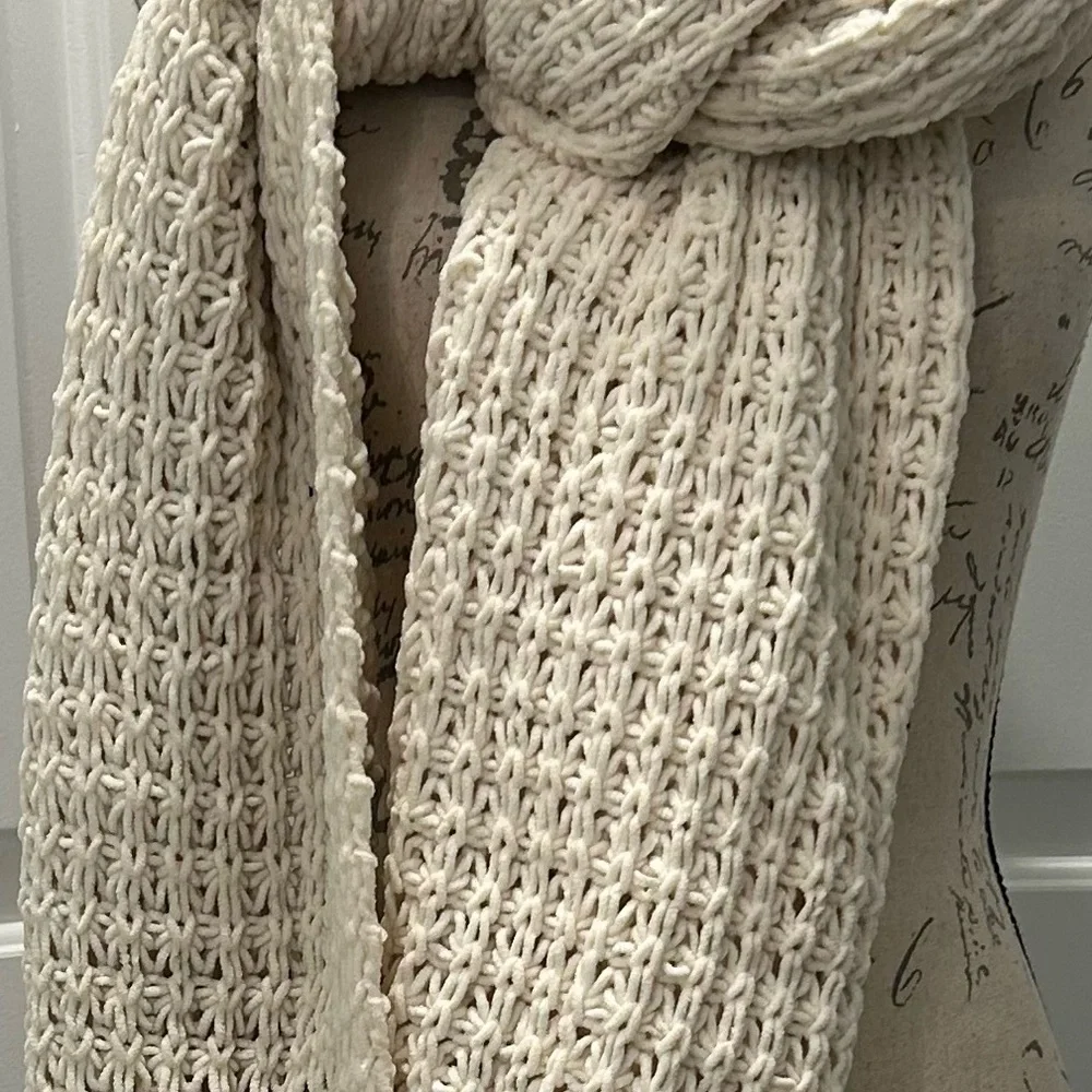 Hollister Oversized Knit Ecru Shawl/Scarf Tassel Fringe Hems Cream Boho Soft
